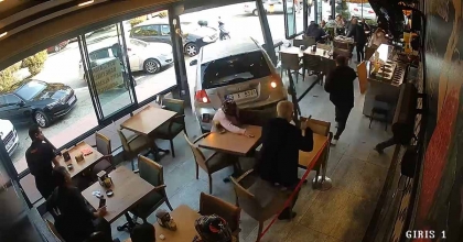 OTOMOBİLİN ALTINDA KALAN KADIN HAYATINI KAYBETTİ