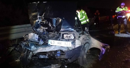 KÜTAHYA'DA OTOMOBİL İLE İŞ MAKİNASI ÇARPIŞTI: 1 ÖLÜ, 4 YARALI