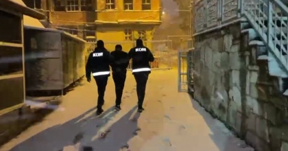 VATANDAŞI DOLANDIRMAYA ÇALIŞAN SAHTE POLİSLER SUÇÜSTÜ YAKALANDI