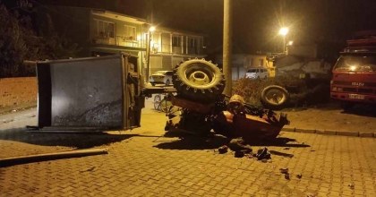 MANİSA’DA TRAKTÖR DEVRİLDİ, SÜRÜCÜ ÖLÜMDEN DÖNDÜ