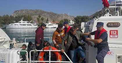 MARMARİS’TE 2 GÖÇMEN KAÇAKÇILIĞI ŞÜPHELİSİ YAKALANDI  
