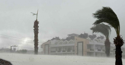 MARMARİS'TE KUVVETLİ RÜZGAR VE YAĞIŞ ETKİLİ OLDU