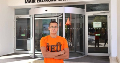 MİLLİ YÜZÜCÜ DENİZ, BAHREYN’İ SALLADI