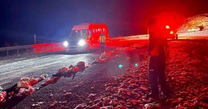 MİNİBÜS İÇERİSİNDE MAHSUR KALAN 15 KİŞİ KURTARILDI