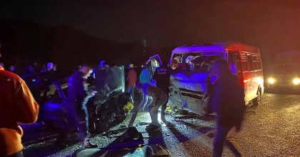 OTOMOBİL İLE SERVİS ARACI KAFA KAFAYA ÇARPIŞTI: 1'İ AĞIR 10 YARALI