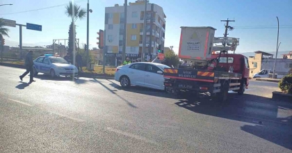 OTOMOBİL KAMYONETE OK GİBİ SAPLANDI