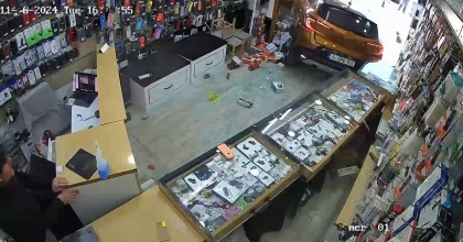 OTOMOBİLLE İŞ YERİNE GİRDİ