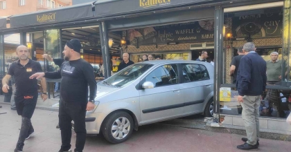 OTOMOBİLLE KAFEYE DALDI: 1'İ AĞIR 4 YARALI