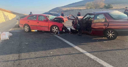 OTOMOBİLLERİN KAFA KAFAYA ÇARPIŞTIĞI KAZADA 3 KİŞİ YARALANDI