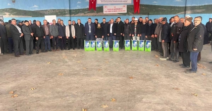 PAZARLAR'DA ÜRETİCİLERE 'BORDO BULAMACI' DAĞITILDI