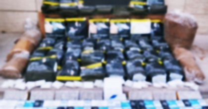 POLİS KAÇAK MAKARON VE CEP TELEFONU AKSESUARI ELE GEÇİRDİ