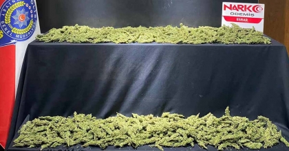 POLİSİN DURDURDUĞU ARAÇTAN 2 KİLO ESRAR ÇIKTI