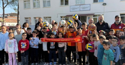 SALİHLİ’DEKİ GALATASARAY TARAFTARLARINDAN OKULA SPOR MALZEMESİ DESTEĞİ