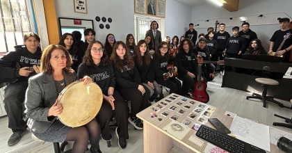 SİNAN ÖĞRETMEN, ÖĞRENCİLERİNİ ‘TÜRK MÜZİĞİNE' KAZANDIRIYOR