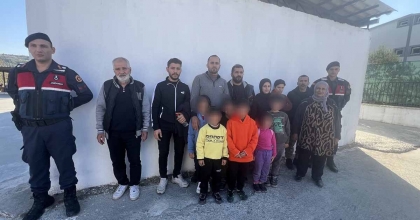 TARLAYA GİZLENEN 14 DÜZENSİZ GÖÇMEN YAKALANDI