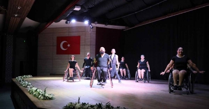 TEKERLEKLİ SANDALYE EKİBİ DANS GÖSTERİSİYLE MEST ETTİ