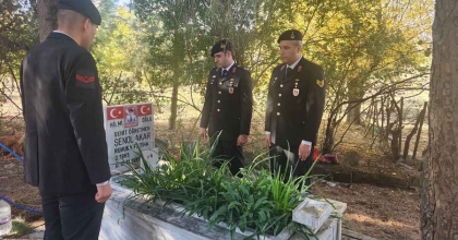 TÜRKİYE'NİN İLK ŞEHİT ÖĞRETMENİ MEZARI BAŞINDA ANILDI