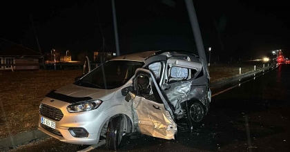 UŞAK’TA HAFİF TİCARİ ARAÇ İLE OTOMOBİL ÇARPIŞTI: 1 ÖLÜ, 5 YARALI