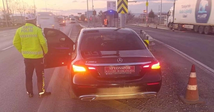 USULSÜZ PLAKAYI EMNİYET AFFETMEDİ