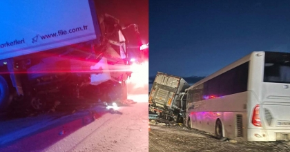 YOLCU OTOBÜSÜNÜN TIR VE OTOMOBİLLE ÇARPIŞTIĞI KAZADA 30 KİŞİ YARALANDI
