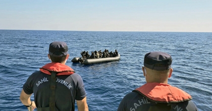 YELKENLİ TEKNEDE 75 DÜZENSİZ GÖÇMEN YAKALANDI