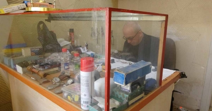 10 METREKARELİK DÜKKANDA 3 NESİLDİR SAAT TAMİR EDİYORLAR