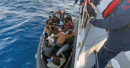 14’Ü ÇOCUK 31 DÜZENSİZ GÖÇMEN İLE BİR GÖÇMEN KAÇAKÇISI YAKALANDI