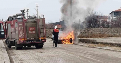 AFYONKARAHİSAR'DA OTOMOBİL ALEVLERE TESLİM OLDU