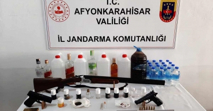 AFYONKARAHİSAR’DA LİTRELERCE SAHTE ALKOL VE UYUŞTURUCU ELE GEÇİRİLDİ