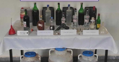 AFYONKARAHİSAR’DA LİTRELERCE SAHTE KAÇAK ALKOL ELE GEÇİRİLDİ