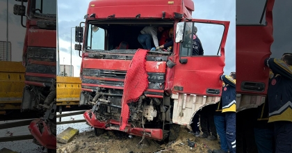 AFYONKARAHİSAR'DA TIR İLE KAMYON ÇARPIŞTI: 1 ÖLÜ, 1 YARALI