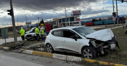 AFYONKARAHİSAR’DA TRAFİK KAZASI, 3 YARALI