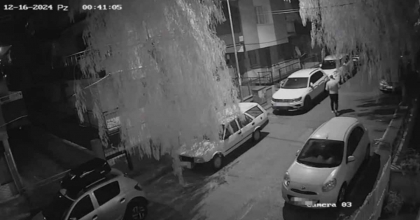 ALACAĞINI TAHSİL EDEMEYİNCE OTOMOBİLİNİ KURŞUNLADI