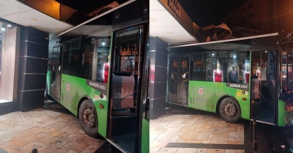 BELEDİYE OTOBÜSÜ MAĞAZAYA DALDI