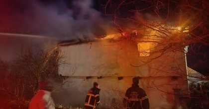BAĞ EVİNDE ÇIKAN YANGINDA ALEVLER GECEYİ AYDINLATTI