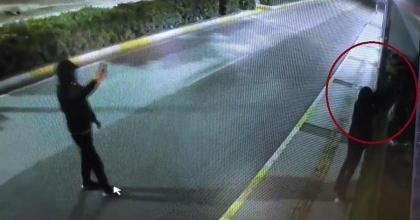 BİRİ KURŞUNLADI DİĞERİ VİDEO ÇEKTİ