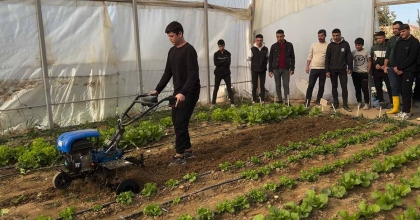 BU OKULDA DERSLER TARLADA İŞLENİYOR