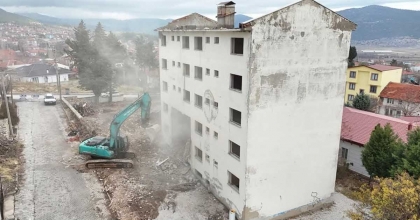 ÇAMELİ’DE HASTANE LOJMANI YIKILDI