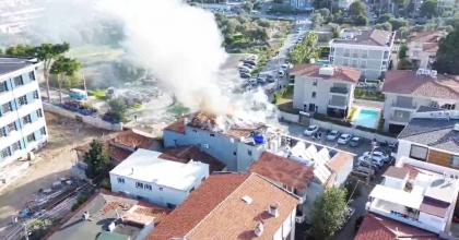 ÇEŞME'DE MOTEL YANGINI: ÇATI ALEV ALEV YANDI