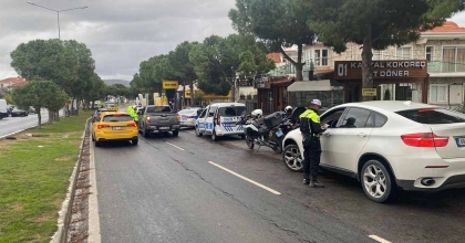 ÇEŞME'DE YAYA GEÇİDİ İHLALİ YAPAN 53 SÜRÜCÜYE İŞLEM