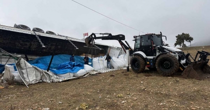 DEVRİLEN TIRIN SÜRÜCÜSÜ YARALANDI, 27 TON ŞEKER ZİYAN OLDU  