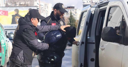 İZMİR'DE DUVAR KIRIP ÇEYİZİ ÇALAN KOMŞU KISKIVRAK YAKALANDI