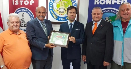 EMEKLİ BAŞSAVCI ŞAHİNER'İN KİTABI, YEŞİLAY VE MEHMETÇİK VAKFI'NA BAĞIŞ OLDU