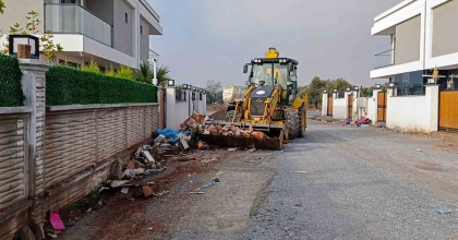 EFELER BELEDİYESİ MAHALLELERDEKİ TEMİZLİK ÇALIŞMALARINI SÜRDÜRÜYOR