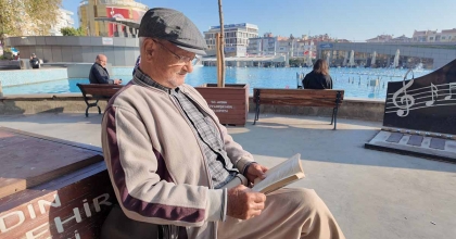 ELİNDEN KİTABI DÜŞÜRMÜYOR