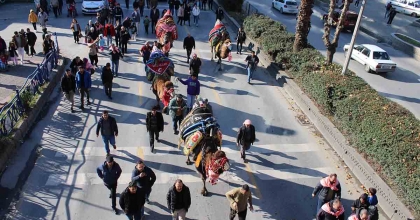 GÖRÜCÜYE ÇIKAN DEVELER İLGİNÇ GÖRÜNTÜLERE SAHNE OLDU