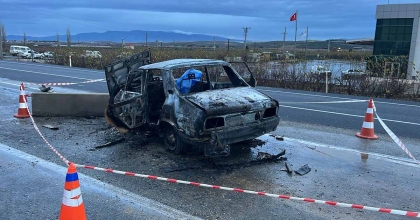 HAREKET HALİNDEKİ ARAÇ ALEV ALDI: 2 ÖLÜ