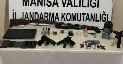 İŞ YERİNE ÇOK SAYIDA SİLAH VE MÜHİMMAT ELE GEÇİRİLDİ