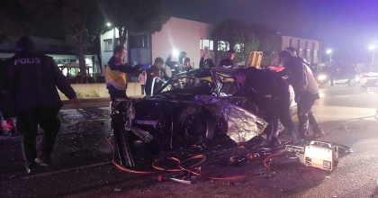 İZMİR’DE 2 OTOMOBİL ÇARPIŞTI: 1 ÖLÜ
