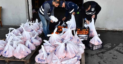 İZMİR'DE 5 TON MANDALİNA ÖRNEK İŞ BİRLİĞİ İLE DAĞITILIYOR